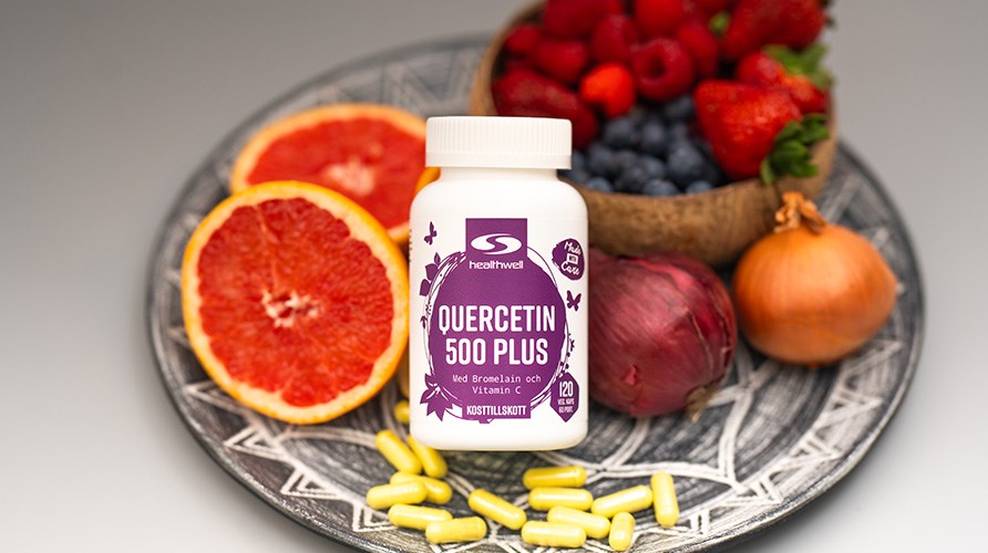 Produktet "Healthwell Quercetin 500 plus" str p en tallerken sammen med frugt og br, som er rige p quercetin.